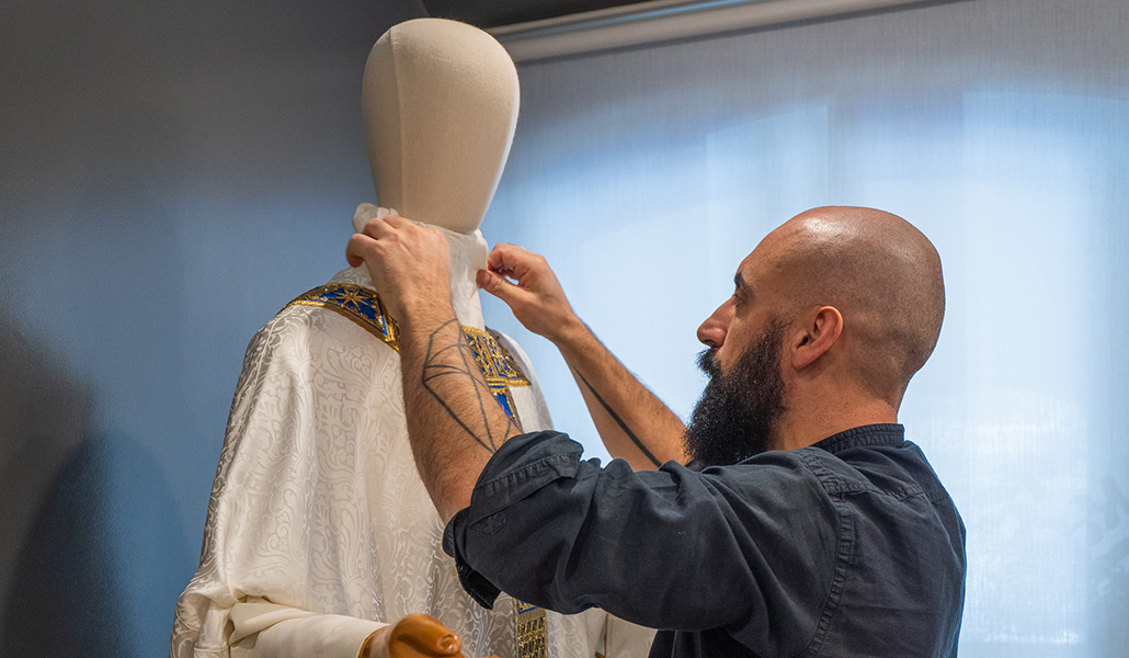 El sastre y organista ha vestido a Ratzinger y Bergoglio