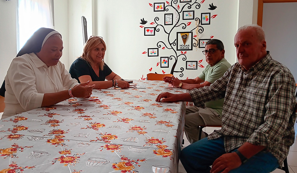 La hermana Deyanira, Mar Crespo, Armando y Nacho, en el comedor