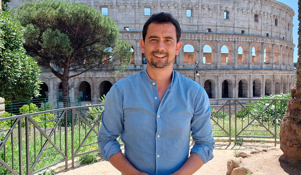 El periodista colabora con medios como Televisión de Galicia o CNN en Español