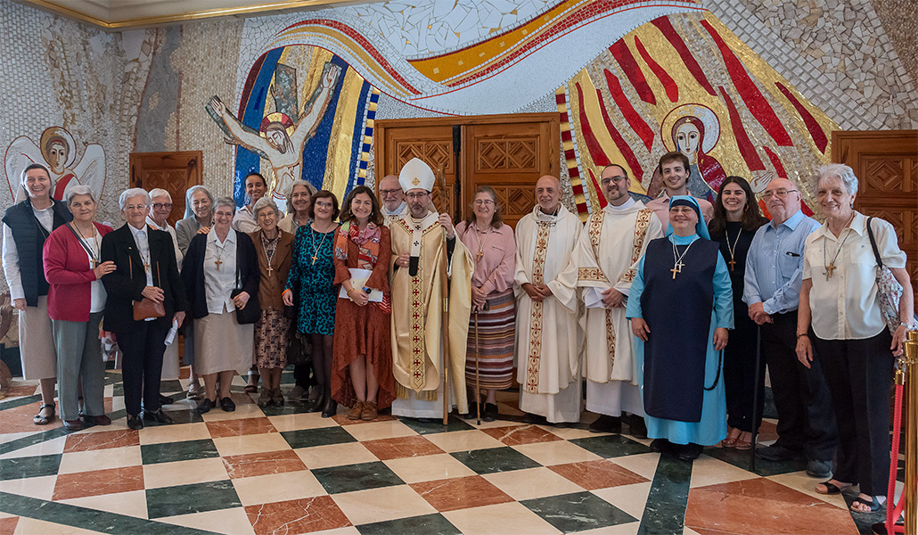 El cardenal José Cobo, junto con los misioneros diocesanos