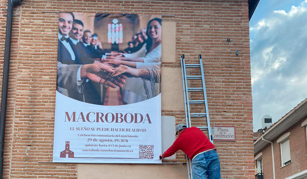 Cartel de la macroboda instalado en la parroquia de San Sebastián