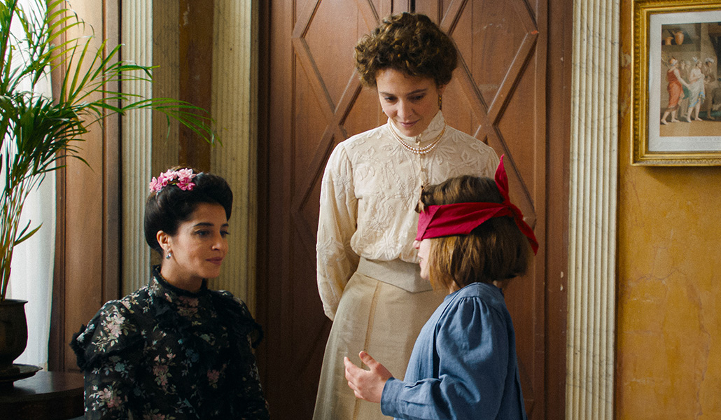Lili d’Alengy, Maria Montessori y la niña Tina durante una de las sesiones