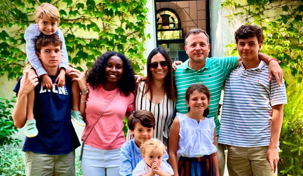 Rosa y Edu junto a sus hijos, con los que forman familia misionera