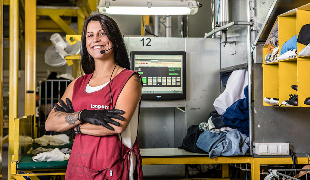 Operaria de clasificación textil posconsumo en la planta de Moda re- de Mungia, Vizcaya