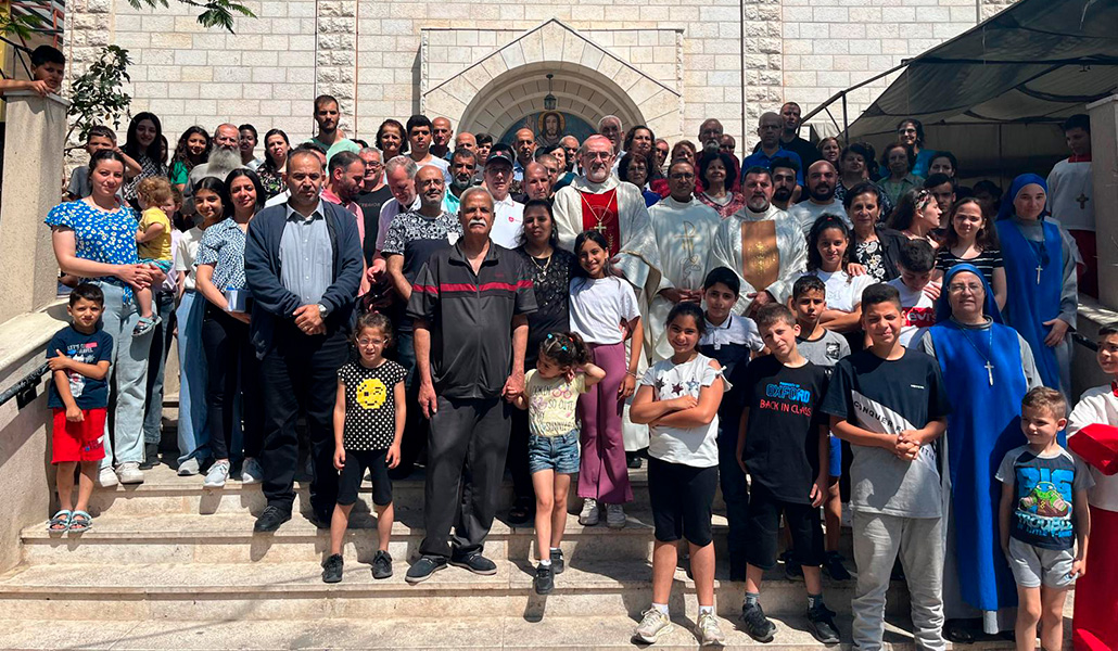El patriarca latino durante su visita a la parroquia de la Sagrada Familia de Gaza