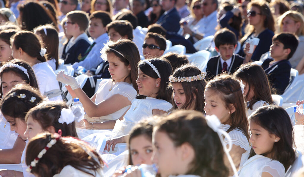 Una vez recibida la Eucaristía, «muchos niños no vuelven»