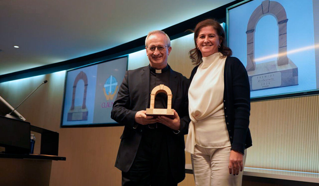 Juan Carlos Ortega (CLAUNE)recoge de Sonia Barbosa el Premio DeClausura 2024 por su ayuda a los cenobios