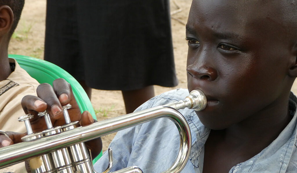 Muchos de los jóvenes no saben leer partituras y aprenden las canciones de oído