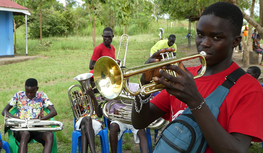 Miembros de la banda con sus instrumentos durante un ensayo