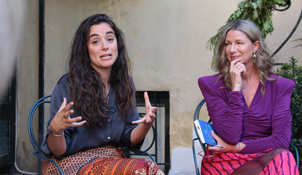 Carlota Valenzuela junto a Anne Igartiburu en la presentación del libro en el restaurante La Favorita