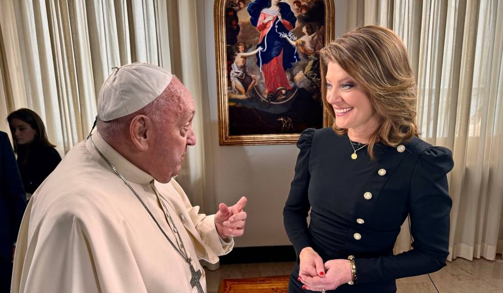 El Papa Francisco charla con Norah O'Donnell antes de su entrevista con CBS Evening News