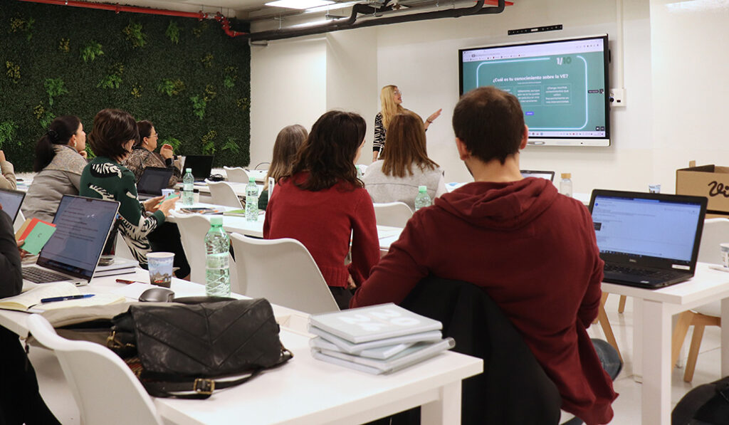 Formación sobre violencias económicas de Nantik Lum a técnicos de la intervención social
