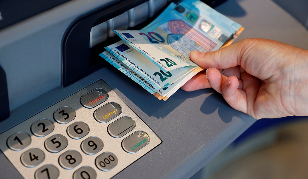 Incluso si la mujer trabaja, el agresor puede apropiarse o controlar el dinero que gana