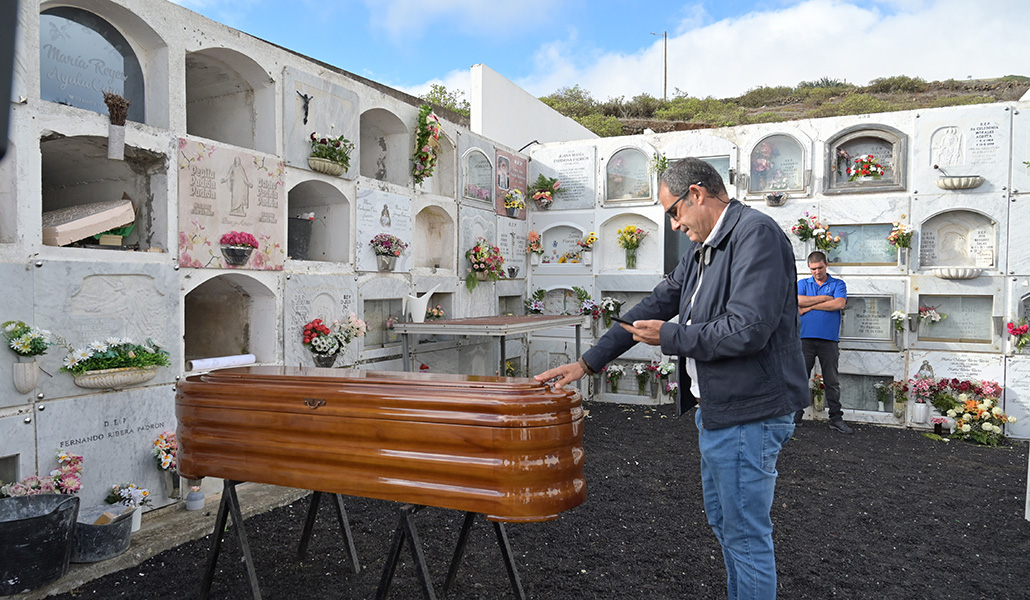 El alcalde de Valverde (El Hierro), Carlos Brito, lee unas palabras durante el entierro de dos inmigrantes muertos en la ruta canaria