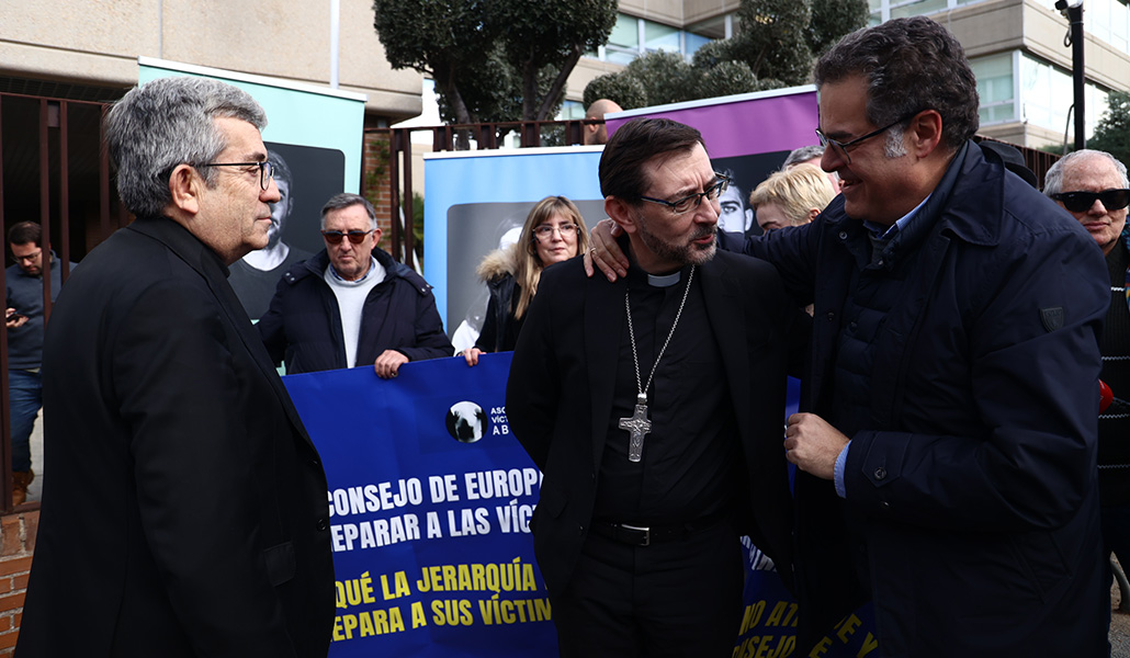 El presidente y el vicepresidente de la CEE saludan a un grupo de víctimas de abusos sexuales tras la última plenaria de marzo