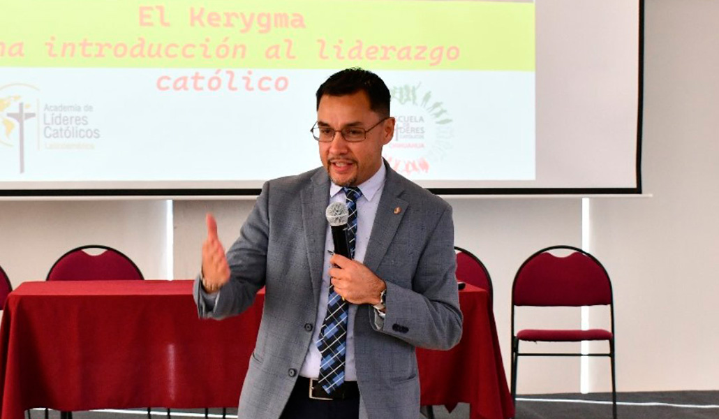 José Antonio Rosas, director de la verdadera institución, imparte un programa de formación para jóvenes en Chihuahua, México