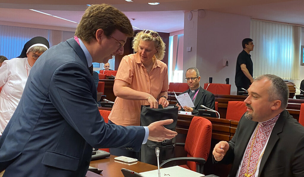 Spriet conversa con otro de los asistentes en la sede de la Conferencia Episcopal Española
