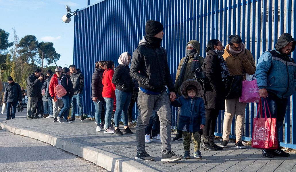 Migrantes hacen cola en una Brigada Provincial de Extranjería y Fronteras