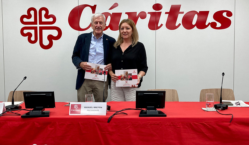 Manuel Breton, presidente, y Natalia Peiro, secretaria general de Cáritas, durante la presentación de la Memoria 2023