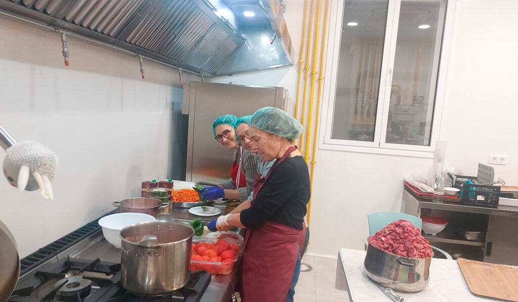 En la cocina se preparan las 1.300 cenas a la semana para los amigos de la calle