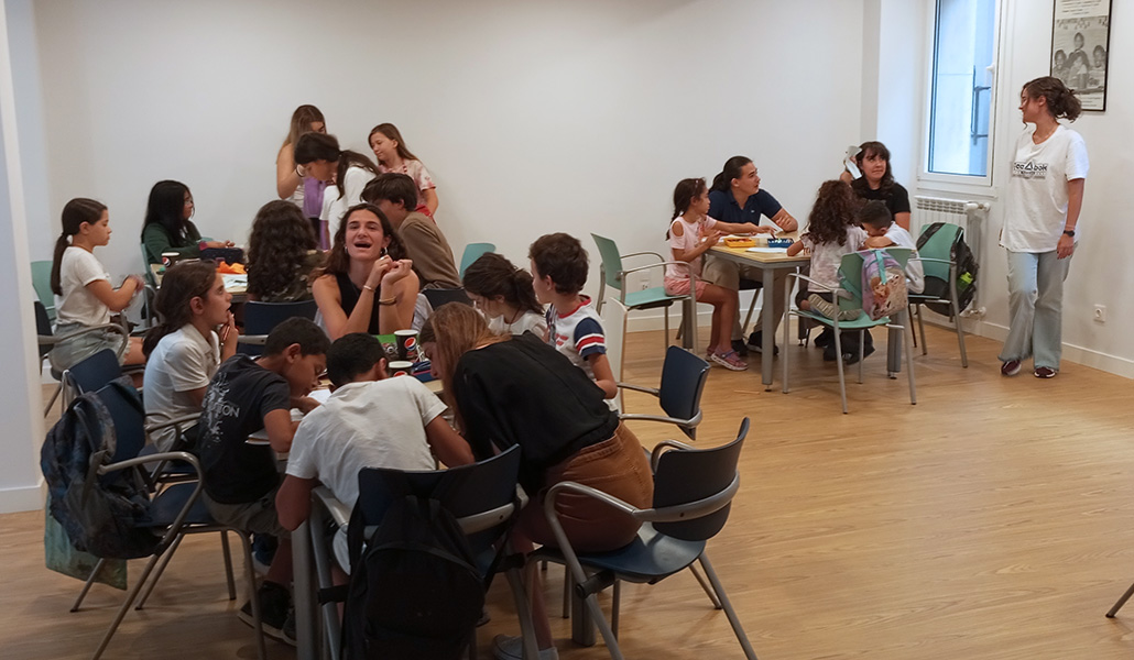 Un grupo de niños participa en una de las actividades de la Escuela de la Paz