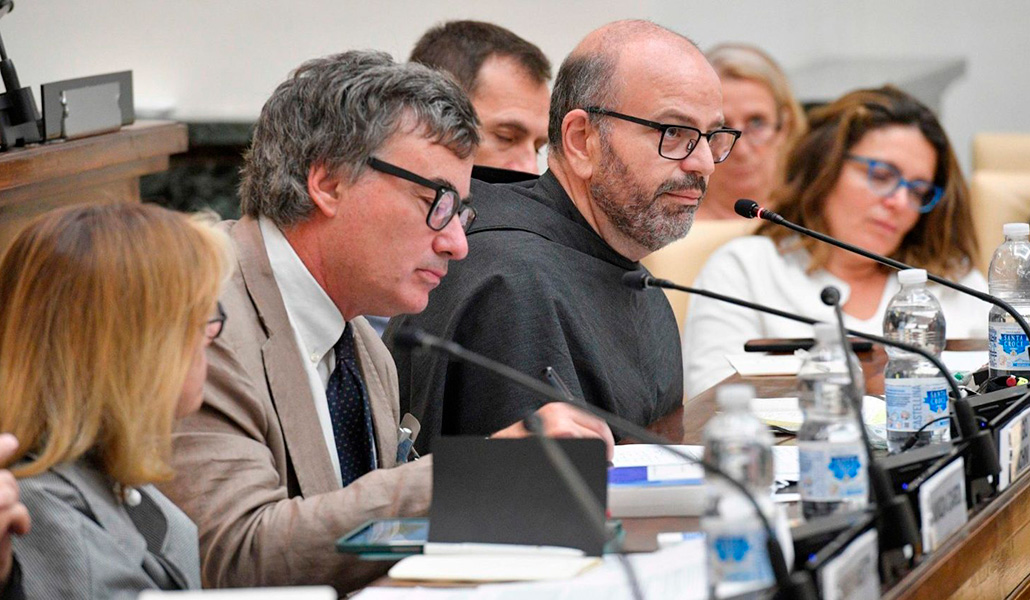 El moderador Giorgio Zanchini y el padre Paolo Benanti durante el congreso