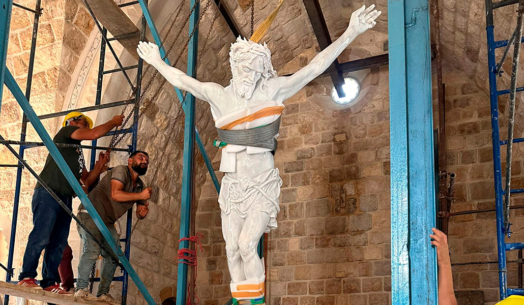 Momento de la colocación del Cristo Conciliador en la nueva iglesia católica oriental Maronita