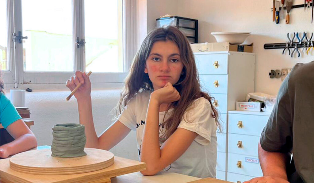 Ana en un taller de cerámica en su colegio de educación especial