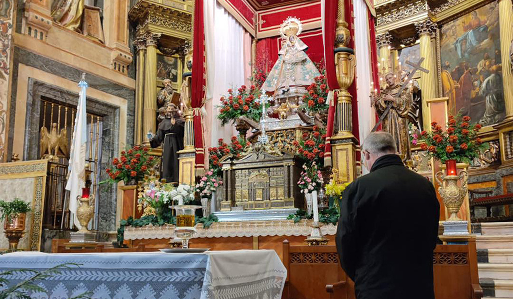 Francisco Cerro frente a la imagen de la Virgen dentro del monasterio