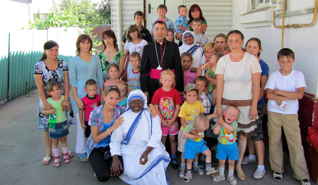 José Luis Mumbiela con unas familias de su diócesis