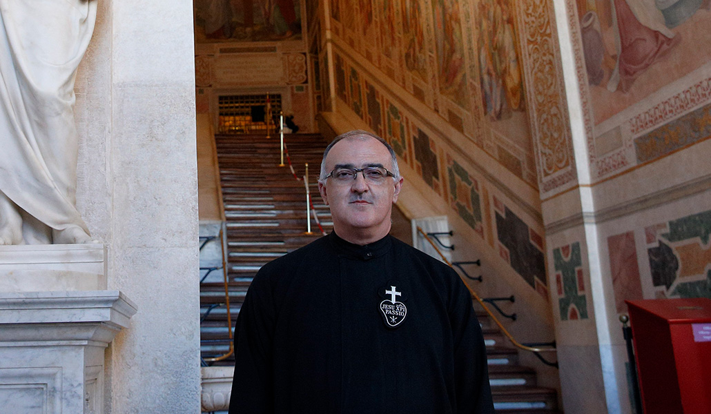 El sacerdote pasionista a los pies de la Escalera Santa