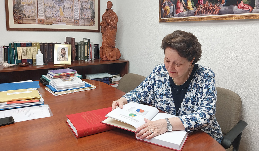 Lourdes Grosso trabajando en el documento