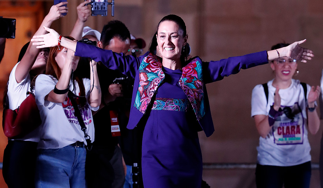 La oficialista Claudia Sheinbaum saluda a simpatizantes la madrugada del lunes