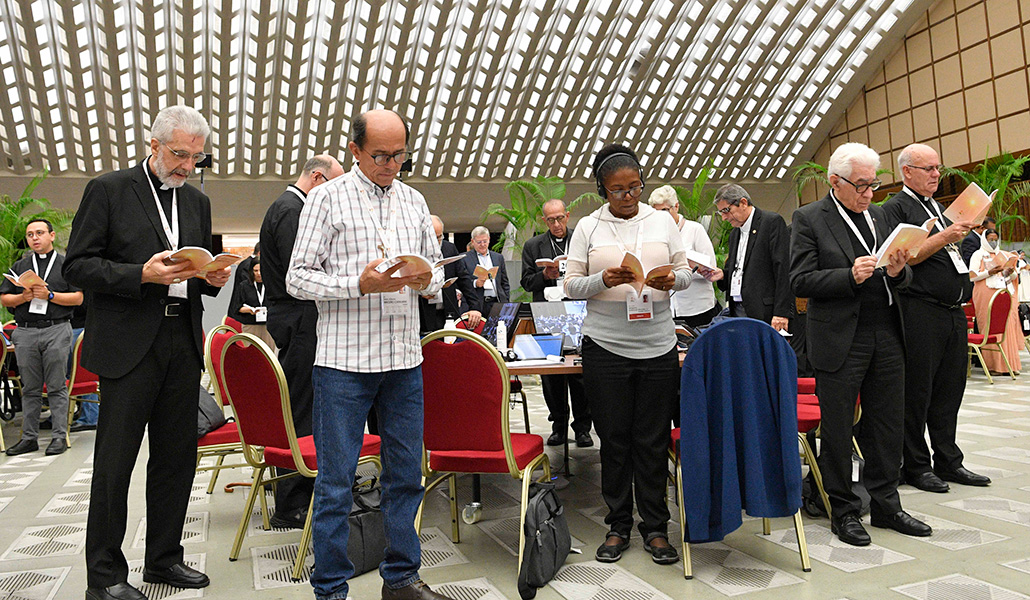 Los miembros de la asamblea del Sínodo de los Obispos durante la oración matutina del 27 de octubre de 2023