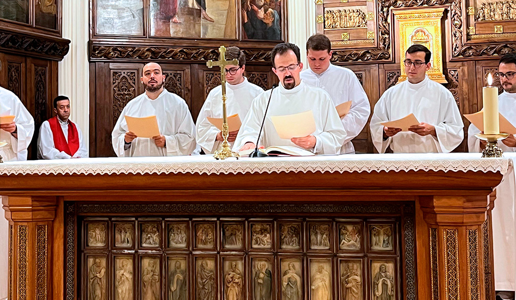 Héctor (centro) durante una de las ceremonias llevadas a cabo en su paso por el Seminario Conciliar de Madrid