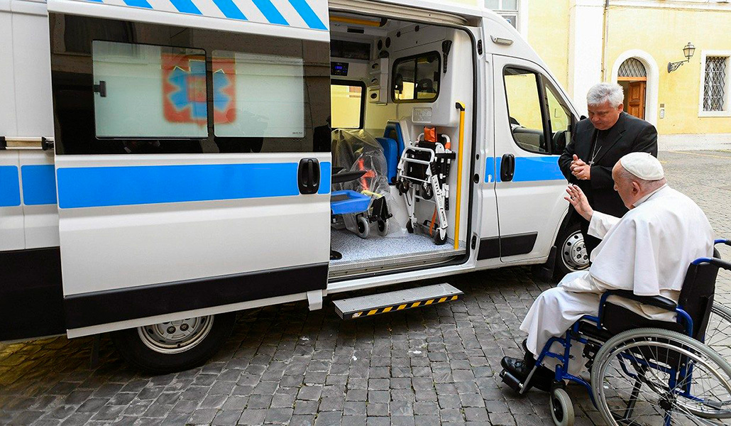 El Papa bendice la ambulancia junto al cardenal Krajewski