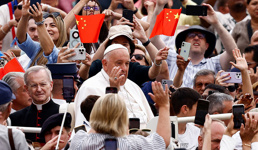 El Papa Francisco pasa junto a unos peregrinos chinos en la plaza de San Pedro del Vaticano durante la audiencia general del pasado 19 de junio