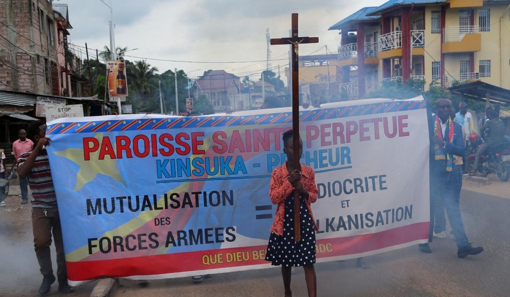 Una mujer lleva una cruz durante una protesta en Kinshasa por la escalada de violencia en el país