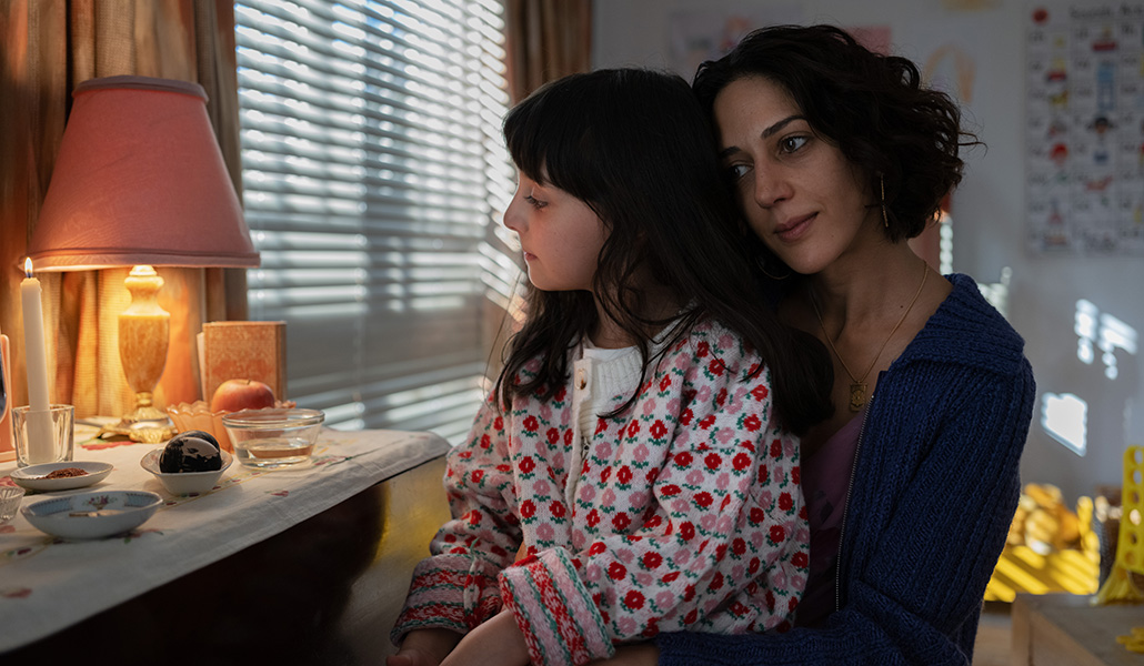 Shayda (Zar Amir Ebrahimi) abraza a su hija Mona (Selina Zahednia), de 6 años