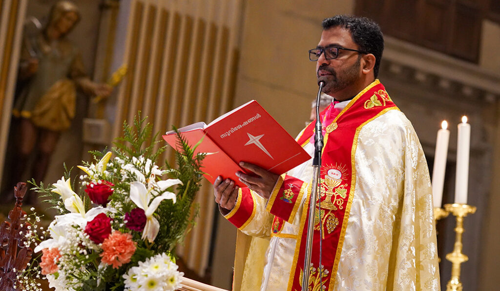 El padre Jomy puede celebrar en ambos ritos, el latino y el siro-malabar