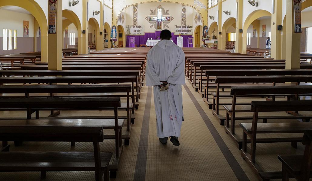 Sacerdote por el pasillo de la iglesia