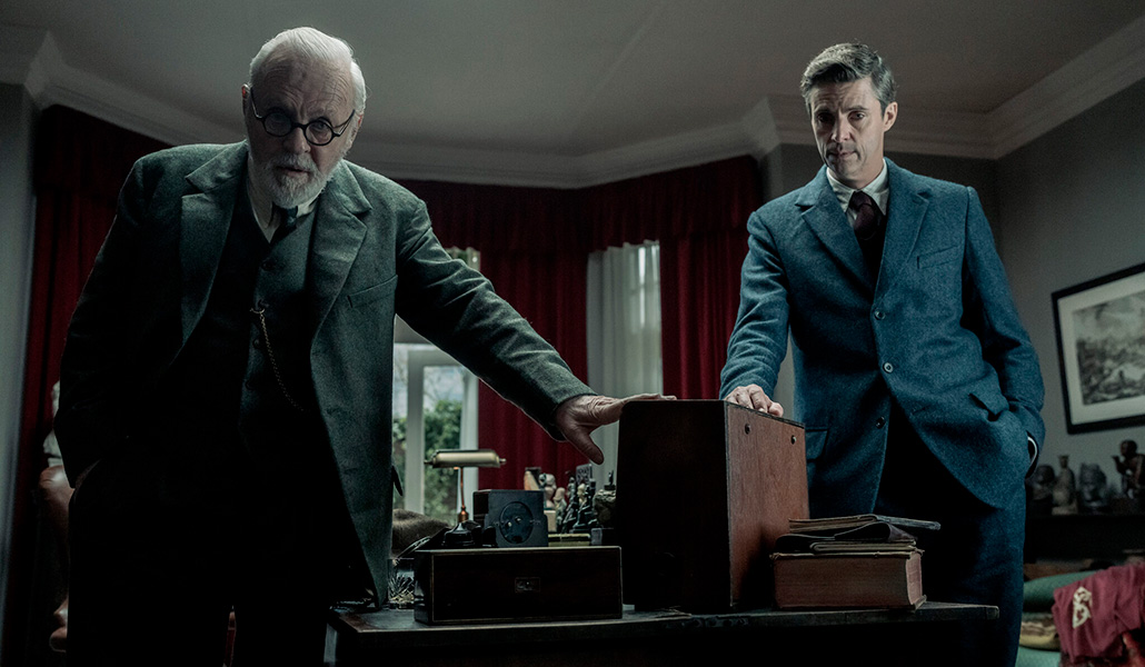 Freud (Anthony Hopkins) en su encuentro con C. S. Lewis (Matthew Goode)