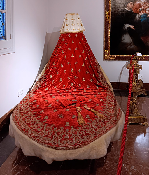 Manto realizado con las ropas donadas por Isabel II en agradecimiento a la Virgen