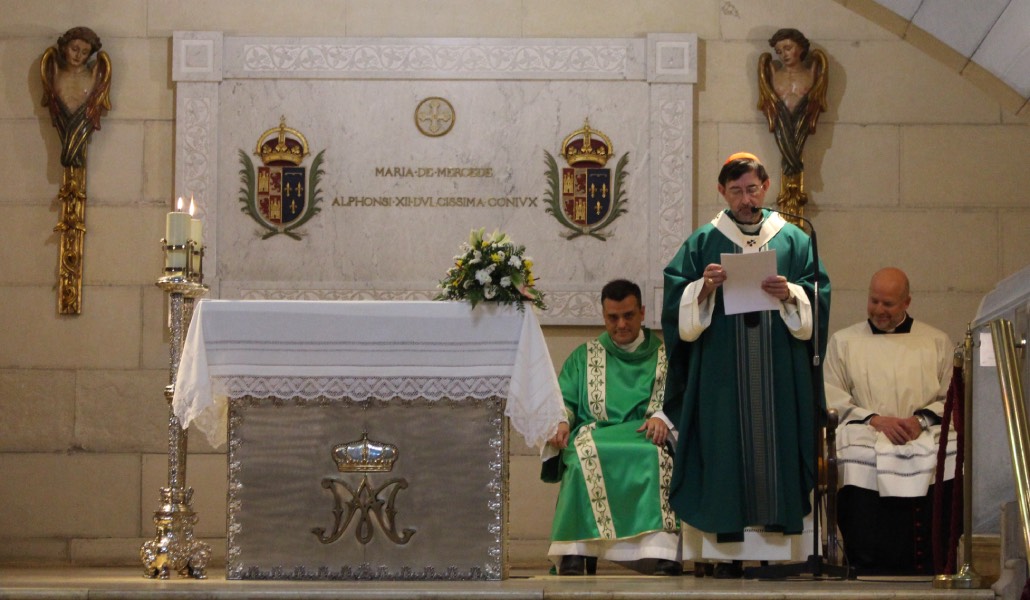 El arzobispo de Madrid, José Cobo, en una de las capillas laterales de la catedral de la Almudena
