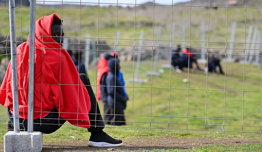 Un migrante en el Centro de Atención Temporal de Extranjeros en El Hierro
