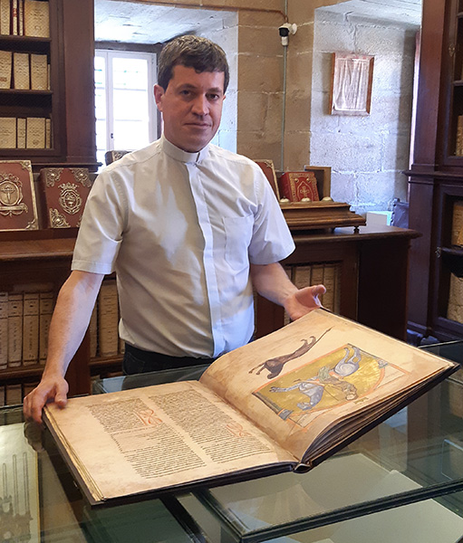 Buide con un facsímil del Tumbo A. Contiene unos 200 folios