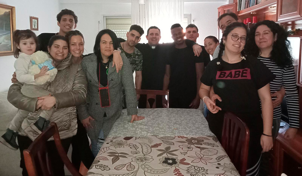Cubanos en uno de los pisos de acogida de la asociación Cobijo en Madrid