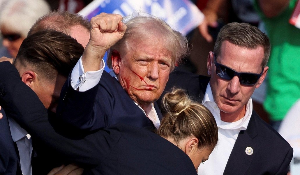 Agentes del Servicio Secreto estadounidense protegen a Donald Trump tras los disparos durante su mitin