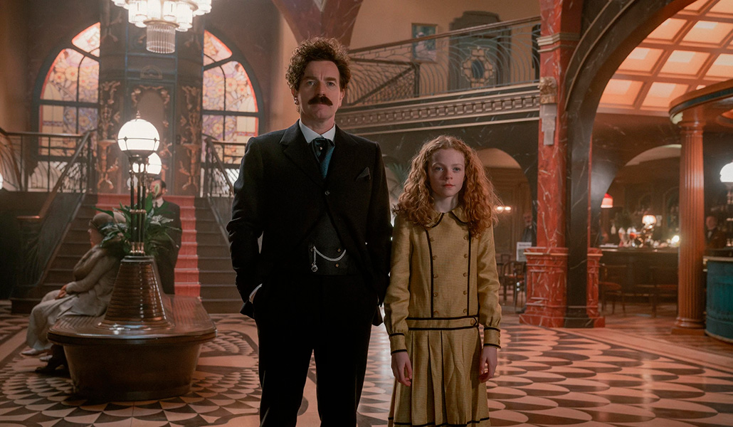 El conde Rostov (Ewan McGregor) junto a Nina (Alexa Goodall) en el hotel Metropol de Moscú