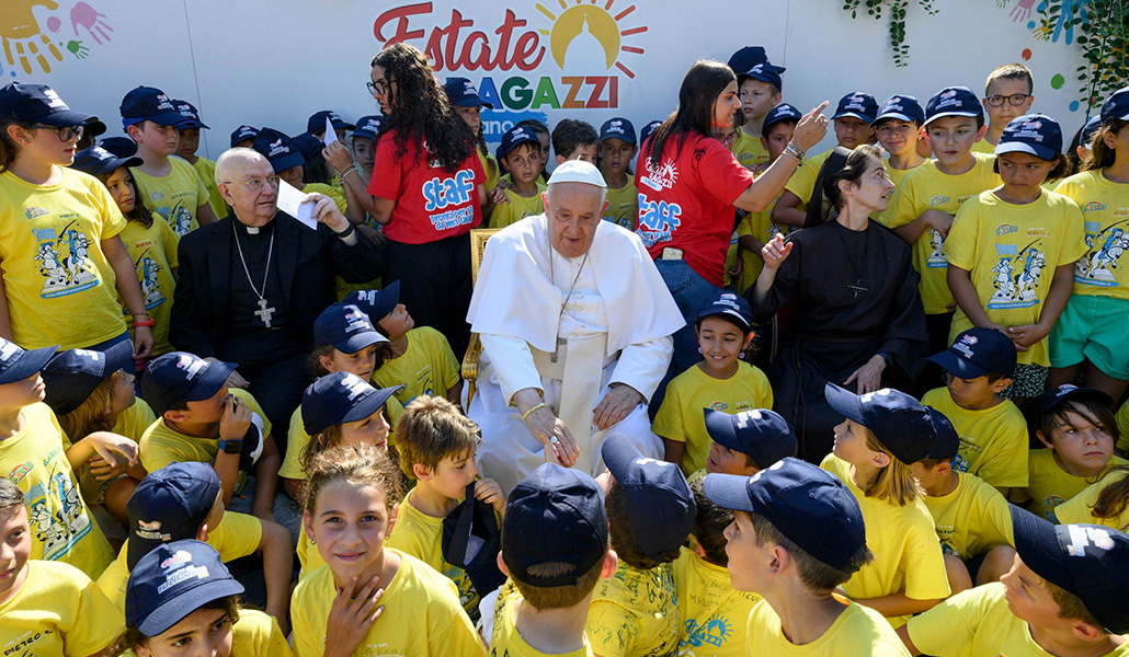 El Papa durante su visita al campamento